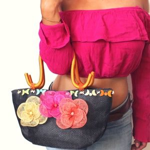 NWOT Woven Straw Flower Decorated Handbag
